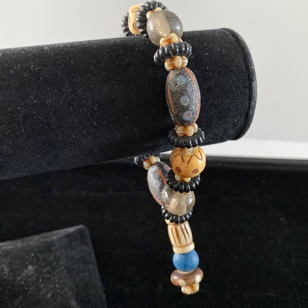 Vintage elasticated bracelet. B4
